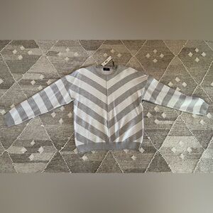 T Tahari Pullover Sweater NWT Size Large Gray White Chevron Stripe MSRP $58